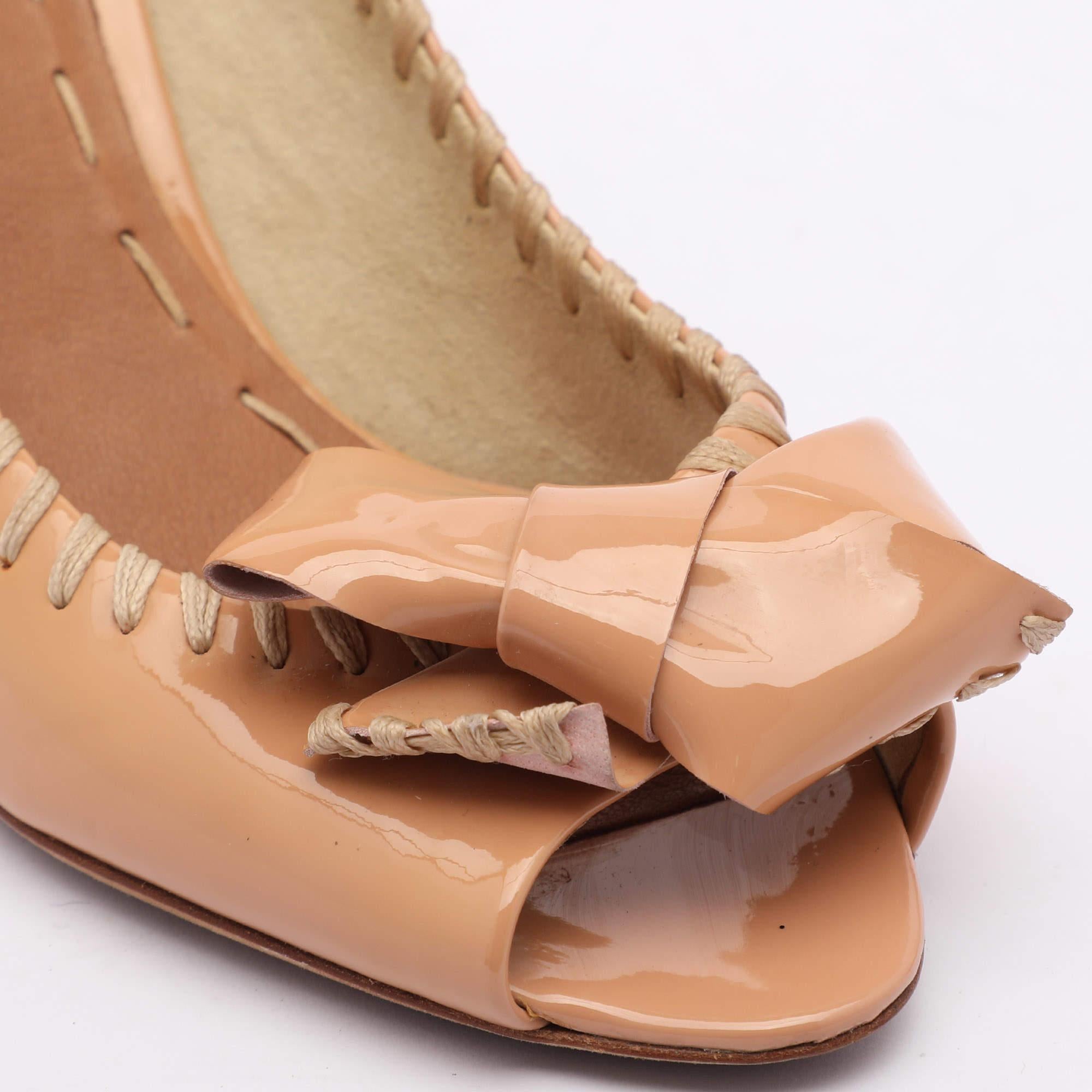 Miu Miu Bombas Peep Toe con Lazo de Charol Beige Talla 35.5 en venta 3
