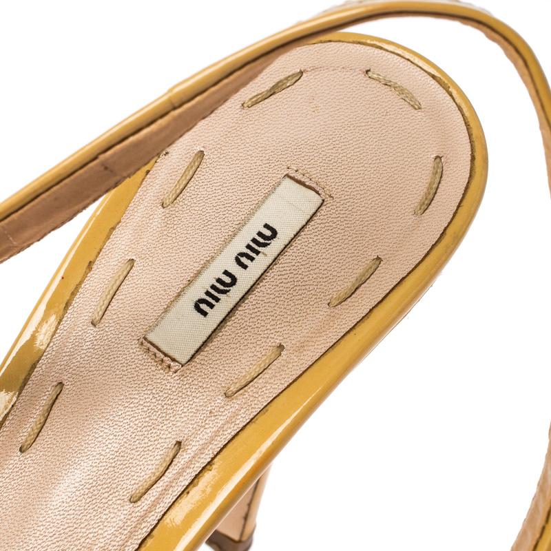 Miu Miu Beige Patent Leather Bow Slingback Peep Toe Sandals Size 37 In Good Condition For Sale In Dubai, Al Qouz 2