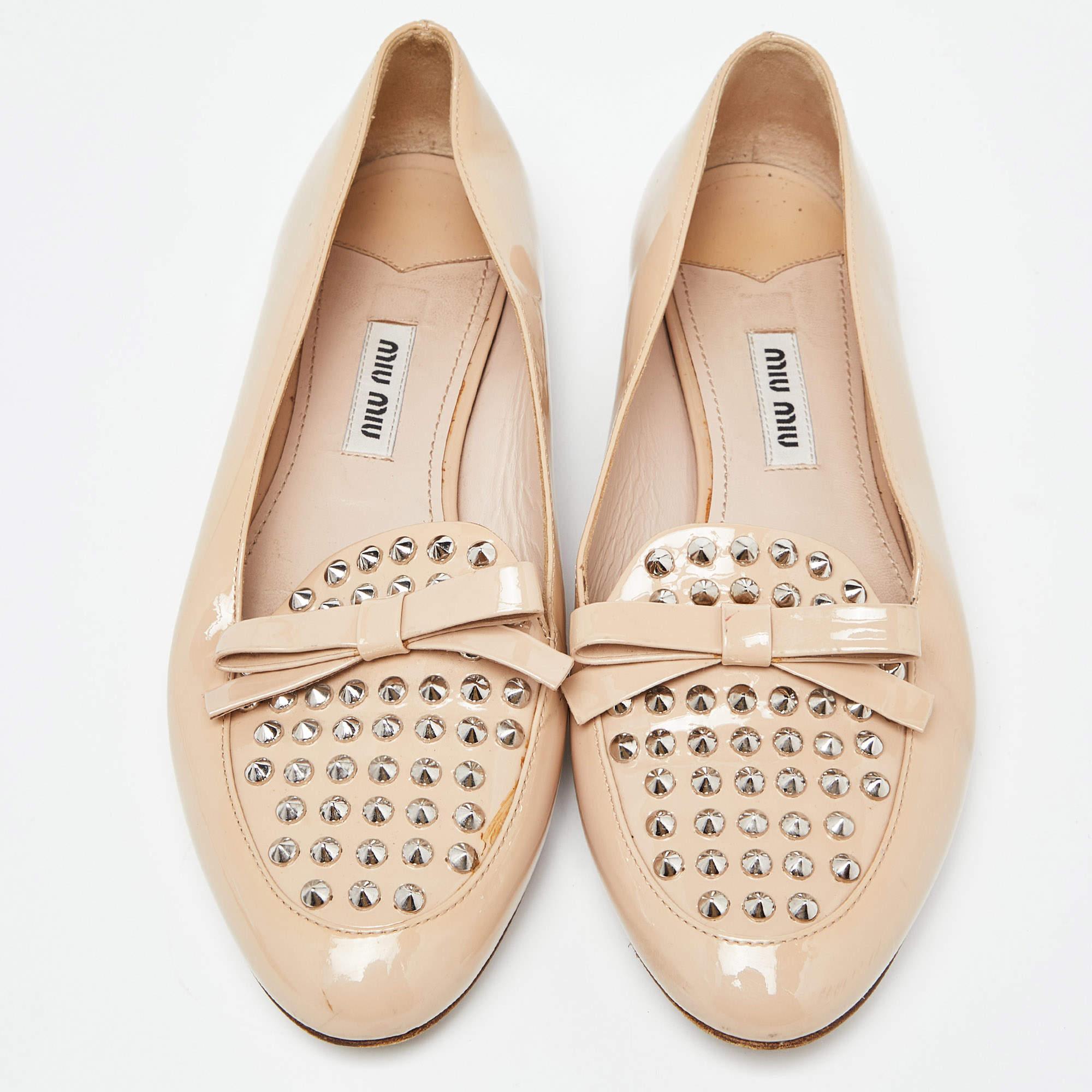 Miu Miu Bailarinas con Lazo de Cuero Charol Beige Talla 36.5 en Bueno estado para la venta en Dubai, Al Qouz 2