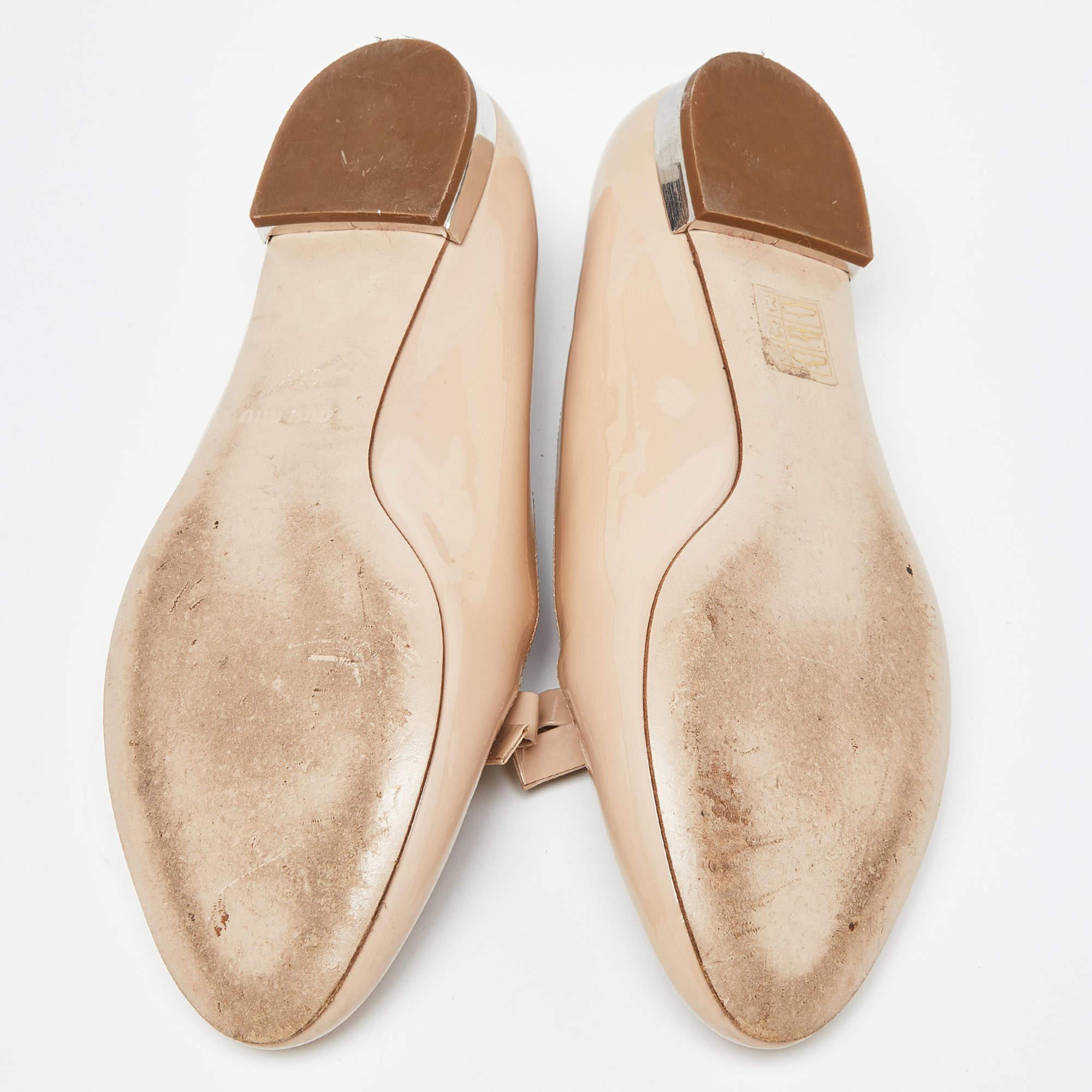 Miu Miu Bailarinas con Lazo de Cuero Charol Beige Talla 36.5 en venta 2