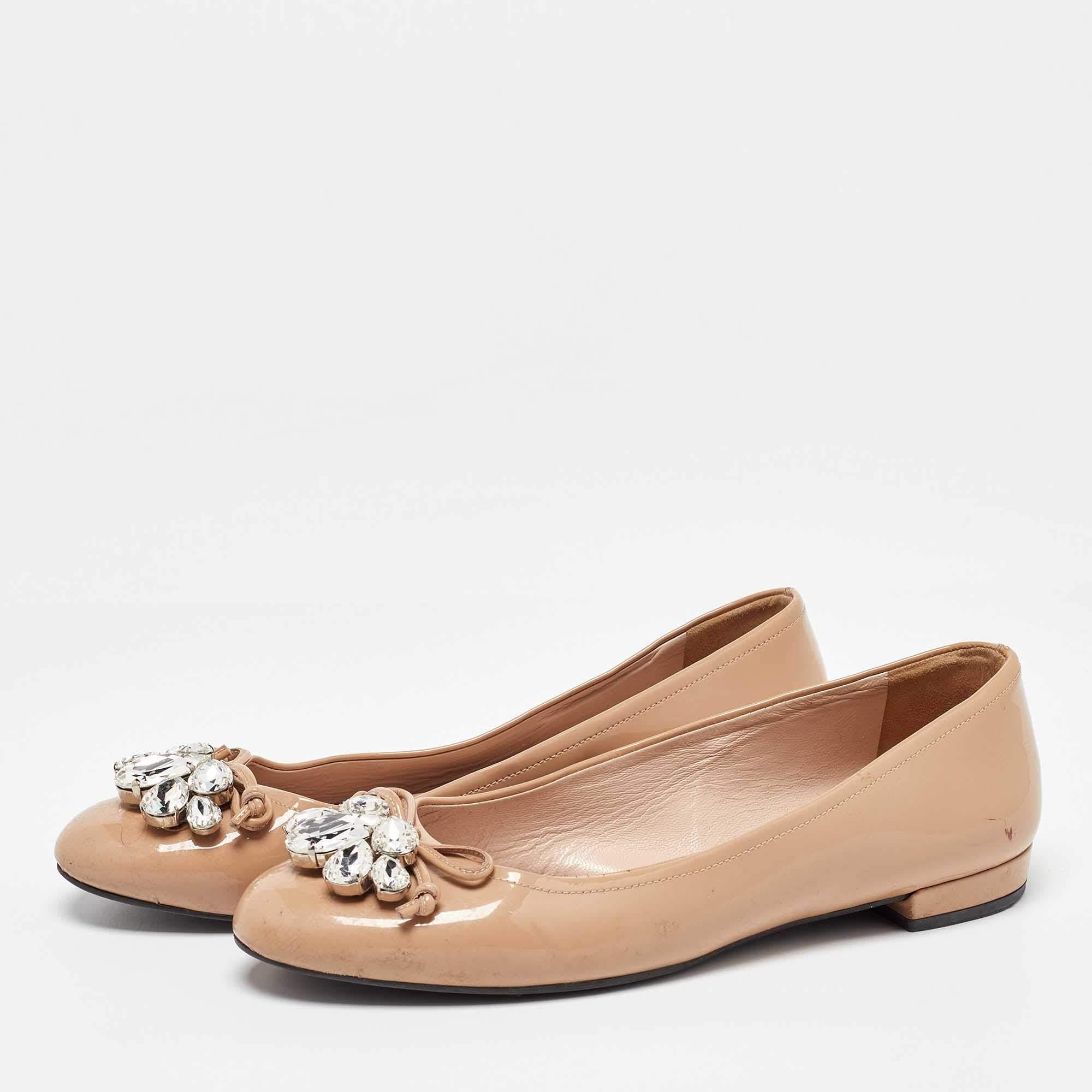 Vervollständigen Sie Ihren Look, indem Sie diese Designer-Balletts zu Ihrer Sammlung von Alltagsschuhen hinzufügen. Sie werden mit viel Geschick gefertigt, um eine perfekte Passform und Stil zu gewährleisten.