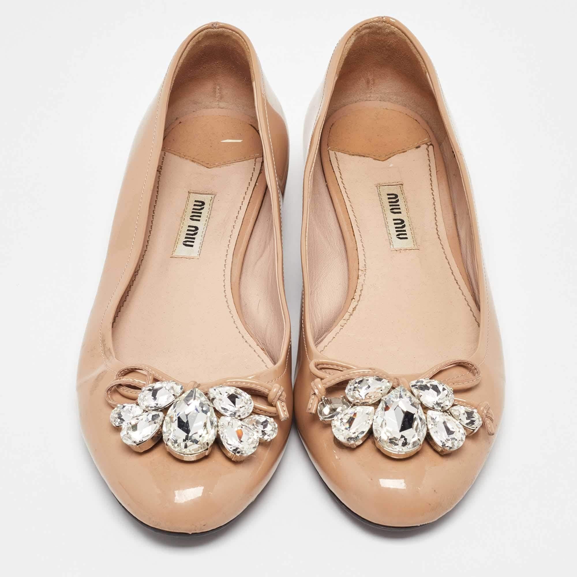 Miu Beige Lackleder Kristall verzierte Ballettschuhe Größe 37.5 im Zustand „Gut“ im Angebot in Dubai, Al Qouz 2
