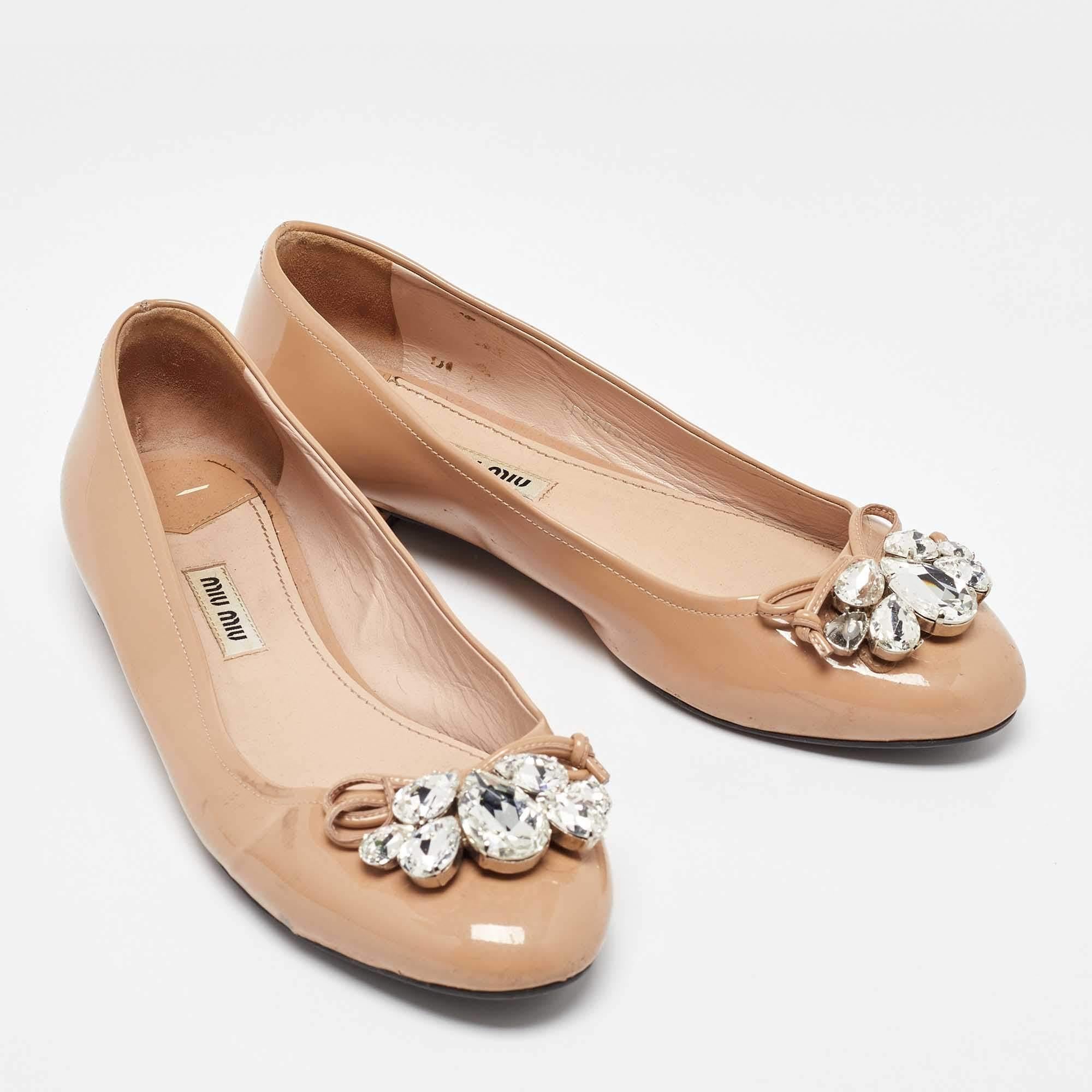 Miu Beige Lackleder Kristall verzierte Ballettschuhe Größe 37.5 Damen im Angebot
