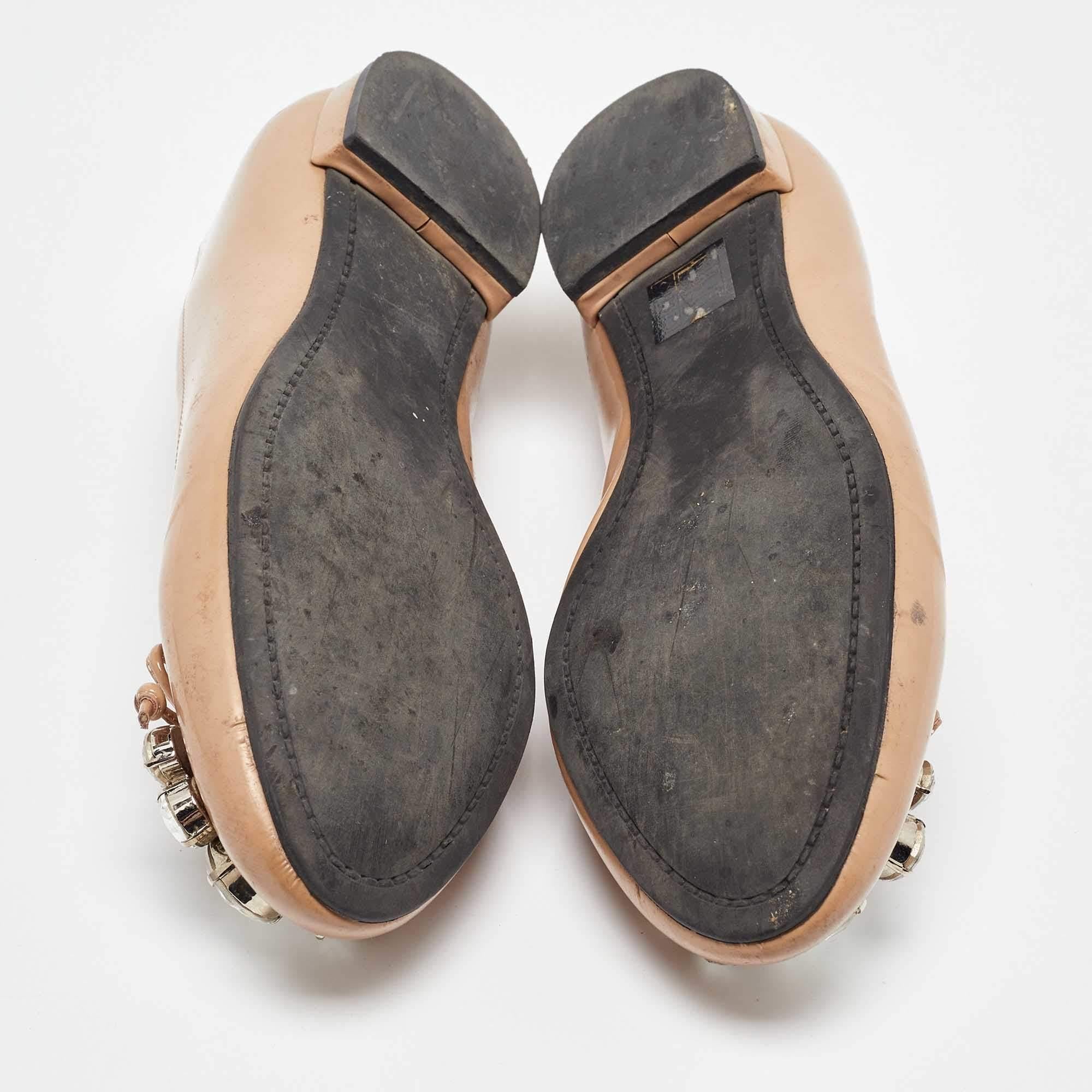 Miu Beige Lackleder Kristall verzierte Ballettschuhe Größe 37.5 im Angebot 2