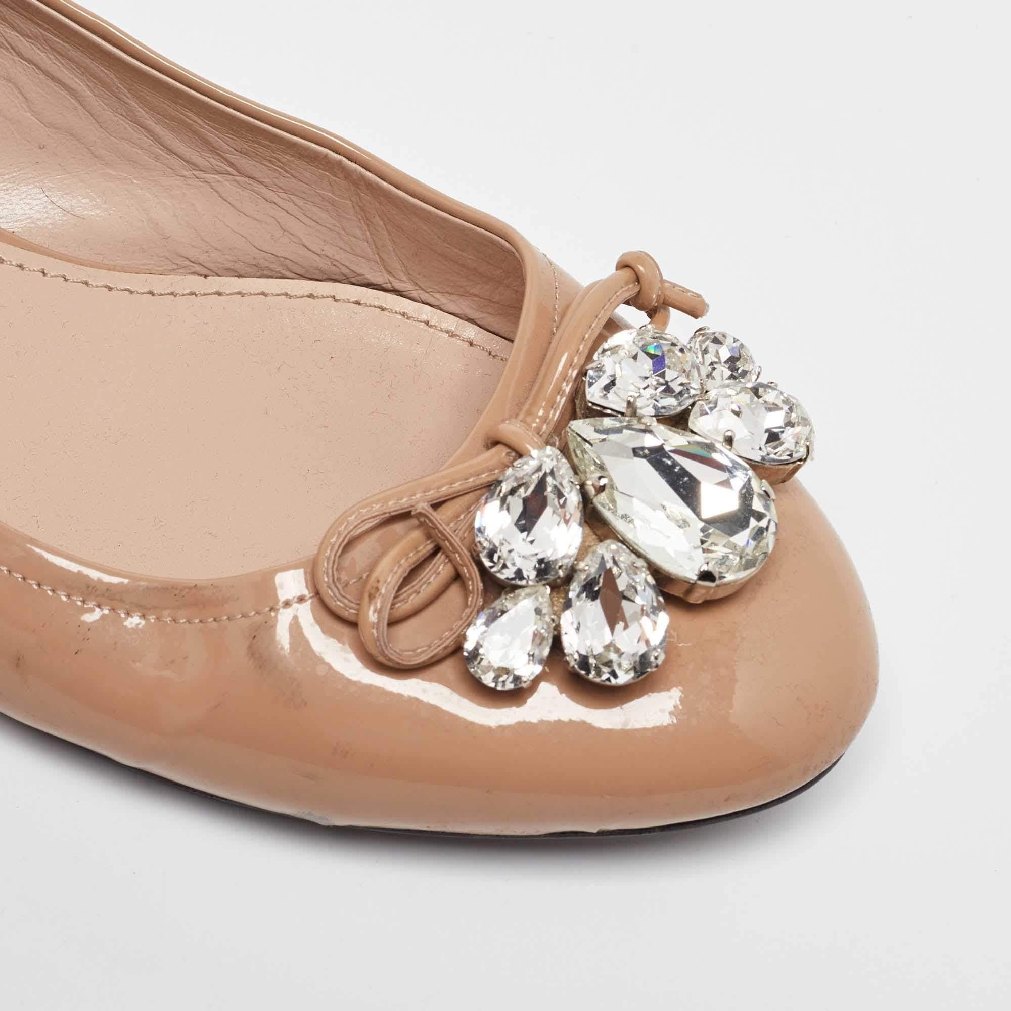 Miu Beige Lackleder Kristall verzierte Ballettschuhe Größe 37.5 im Angebot 3