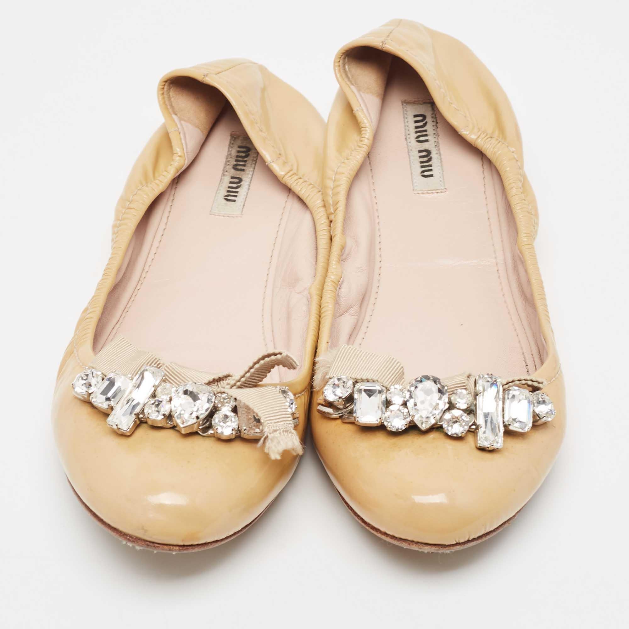 Miu Miu Bailarinas de charol beige con adornos de cristal talla 39 Beige en venta