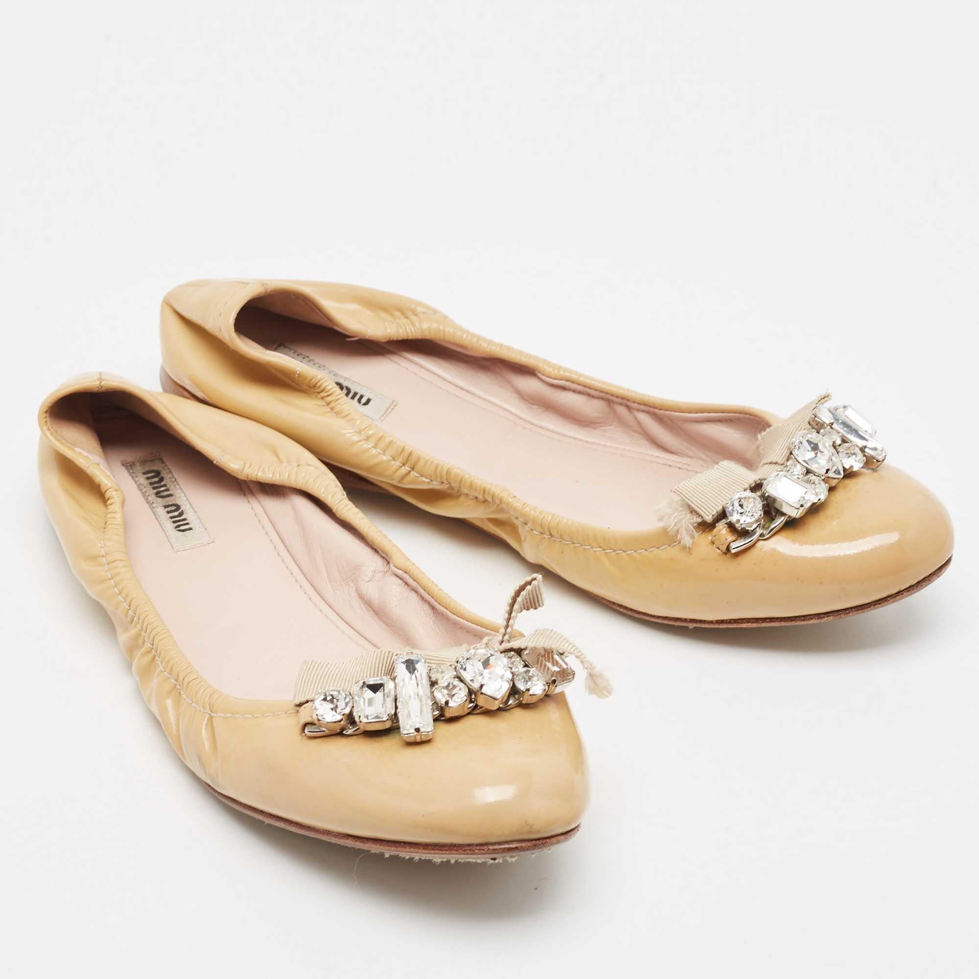 Miu Miu Bailarinas de charol beige con adornos de cristal talla 39 en Excelente estado para la venta en Dubai, Al Qouz 2