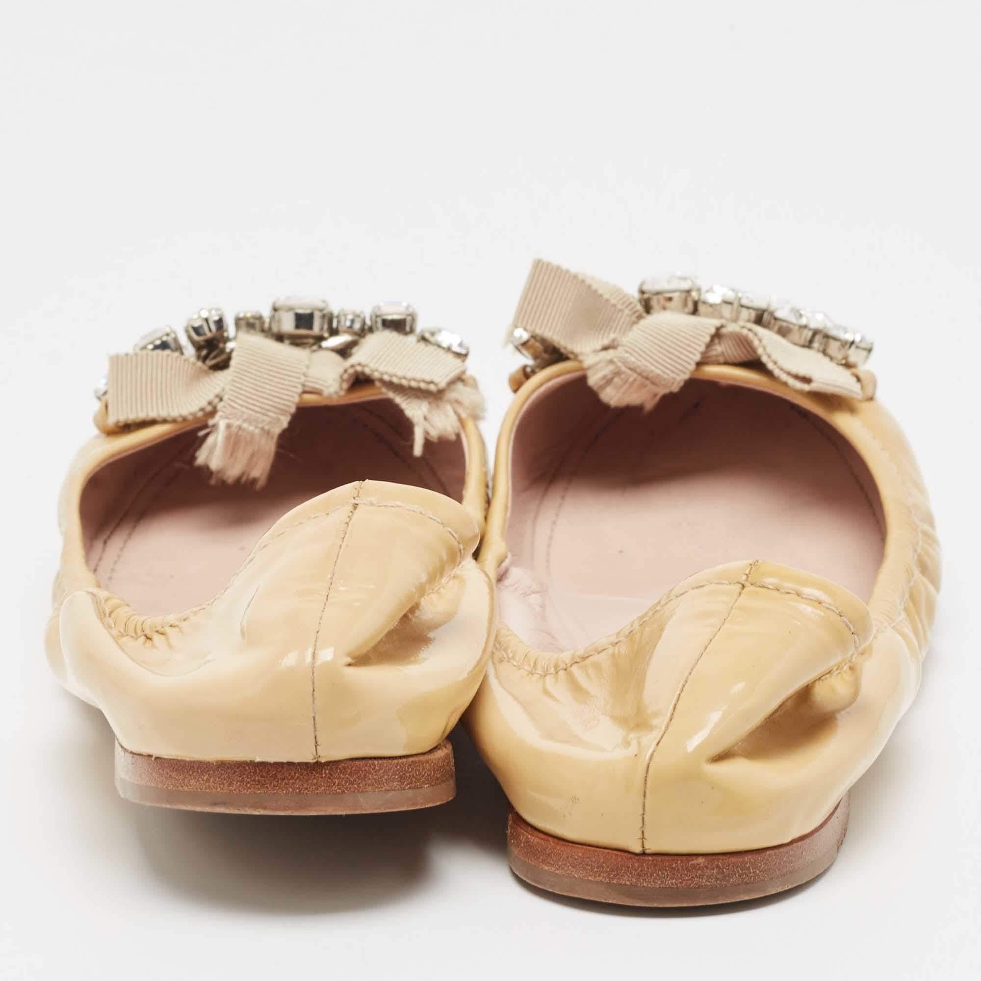 De las mujeres Miu Miu Bailarinas de charol beige con adornos de cristal talla 39 en venta