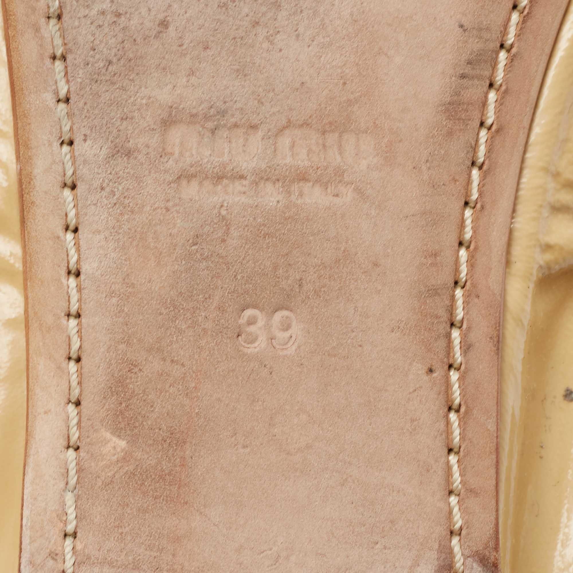 Miu Miu Bailarinas de charol beige con adornos de cristal talla 39 en venta 2