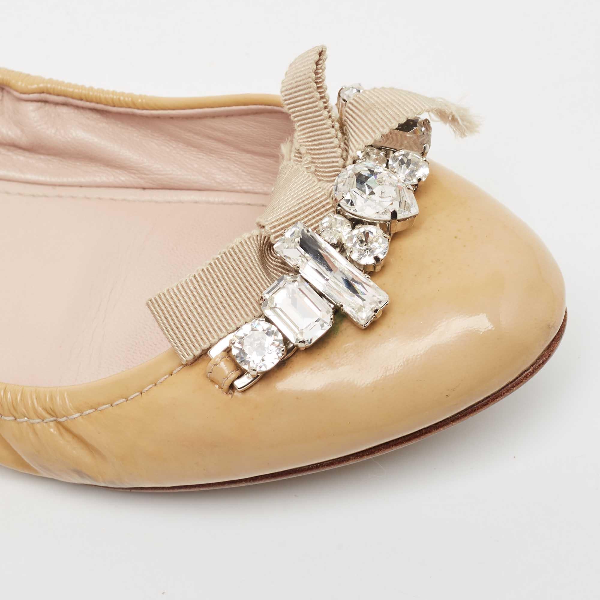 Miu Miu Bailarinas de charol beige con adornos de cristal talla 39 en venta 3