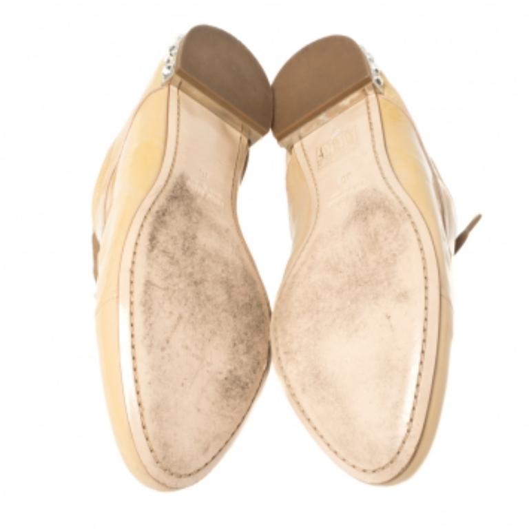 Glossy beige, simple laces, and crystal-embellished heels lend this pair a luxurious look. Designed by Miu Miu, the patent leather derby shoes will offer you the right amount of shine and comfort.