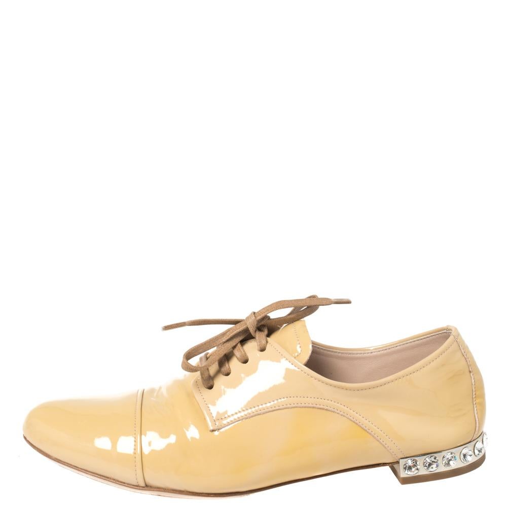 Miu Miu Beige Patent Leather Crystal Embellished Heel Lace Derby Size 36 In Good Condition For Sale In Dubai, Al Qouz 2