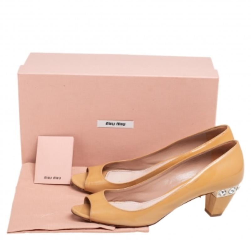 Les escarpins Miu Miu sont la paire de chaussures de luxe par excellence. Dotés d'un extérieur en cuir verni et d'une semelle intérieure doublée de cuir, ces escarpins beiges apporteront une touche à la fois vintage et moderne à votre look. Cette