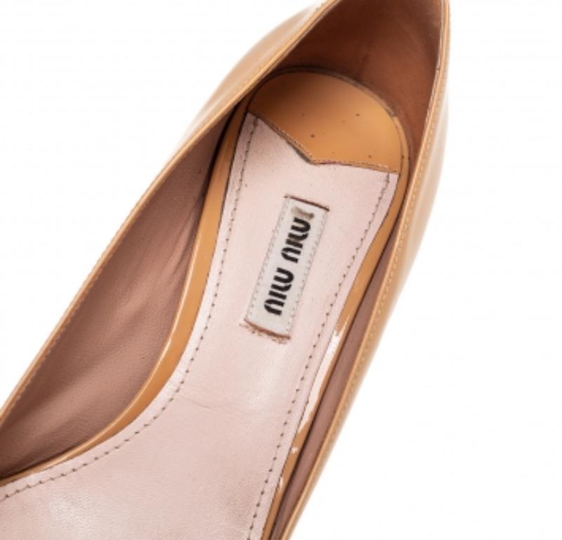Miu escarpins beiges en cuir verni ornés de cristaux, taille 38,5 Pour femmes en vente