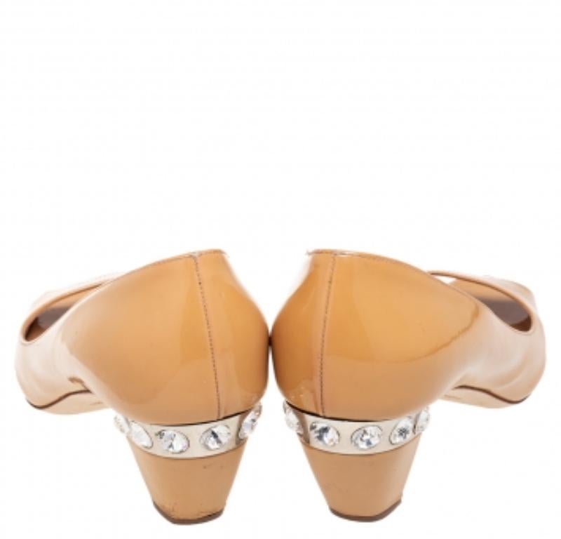 Miu escarpins beiges en cuir verni ornés de cristaux, taille 38,5 en vente 2