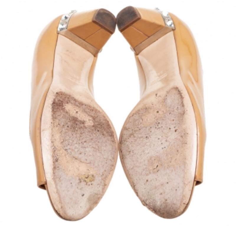 Miu escarpins beiges en cuir verni ornés de cristaux, taille 38,5 en vente 3