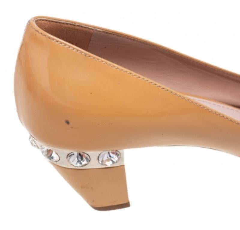 Miu escarpins beiges en cuir verni ornés de cristaux, taille 38,5 en vente 4