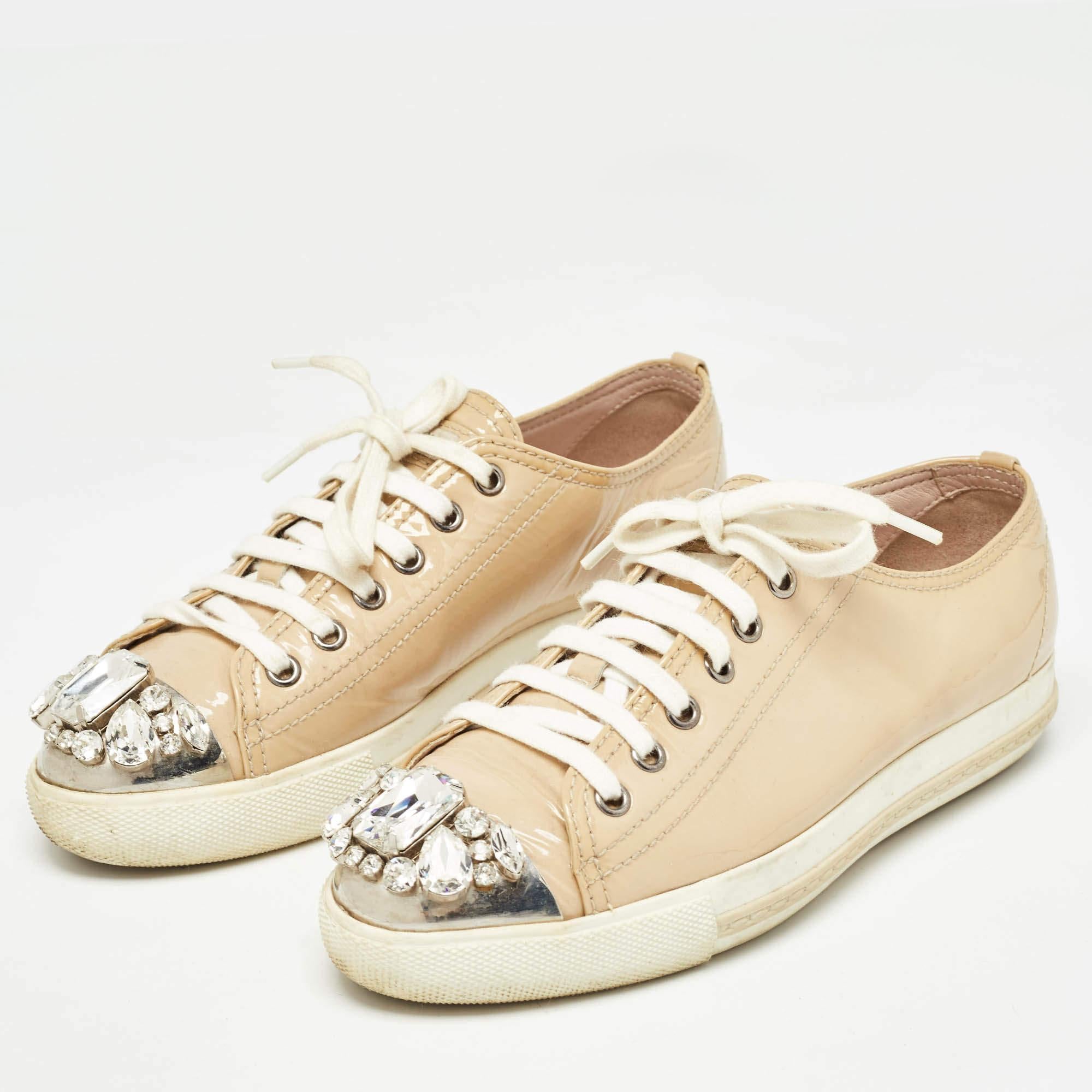 Eleva tu juego de calzado con estas zapatillas Miu Miu. Combinando una estética de alta gama y una comodidad inigualable, estas zapatillas son un símbolo de lujo moderno y gusto impecable.
