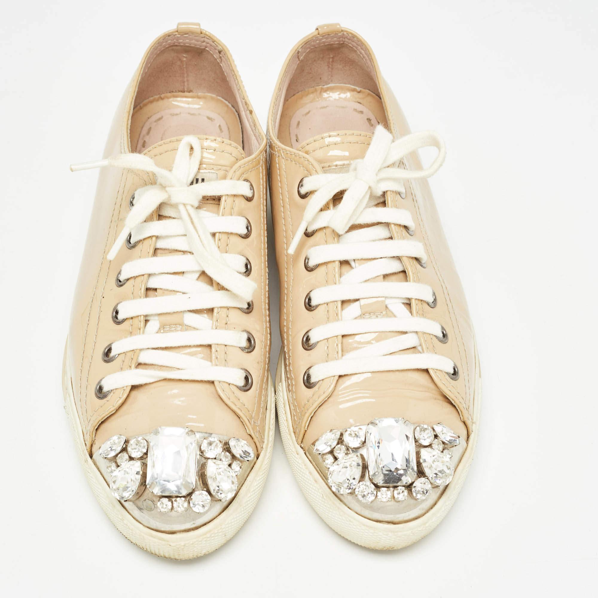 Miu Miu Zapatillas con cordones de charol beige y cristales adornados talla 36 Beige en venta