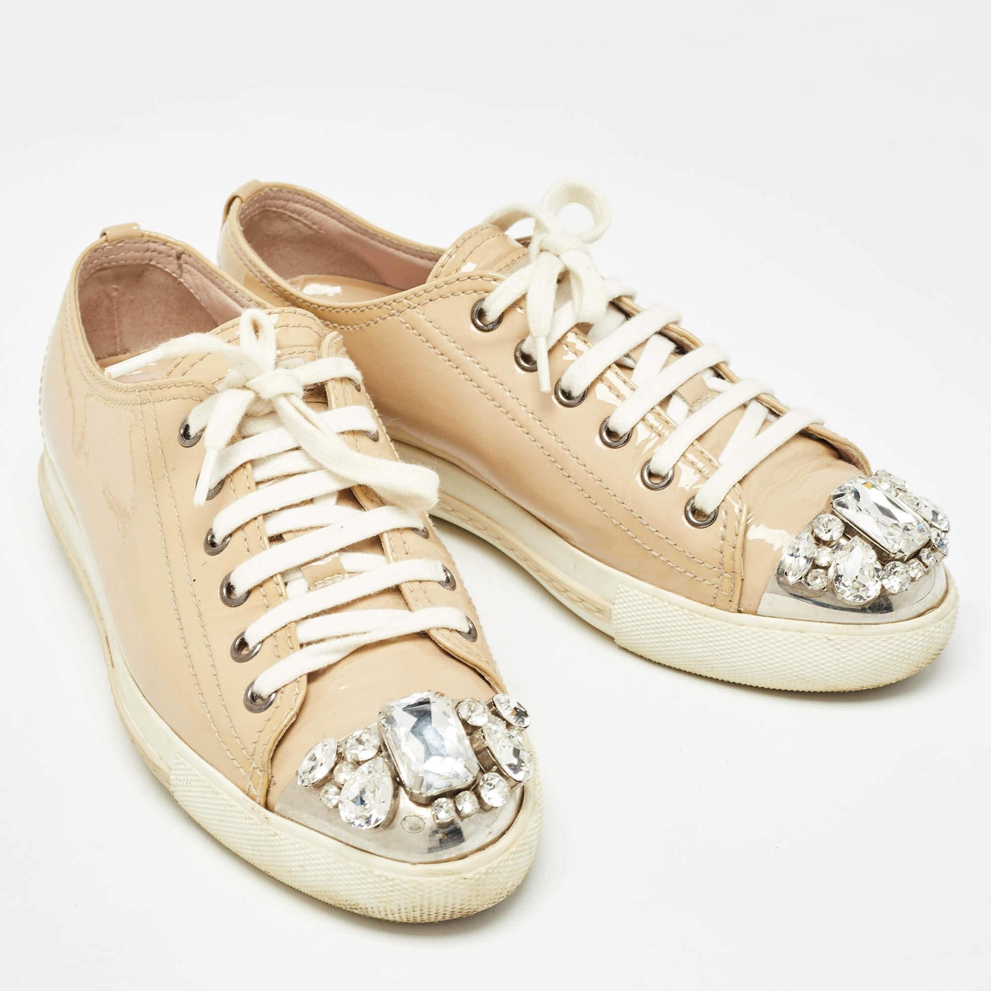 Miu Miu Zapatillas con cordones de charol beige y cristales adornados talla 36 en Bastante bueno estado para la venta en Dubai, Al Qouz 2
