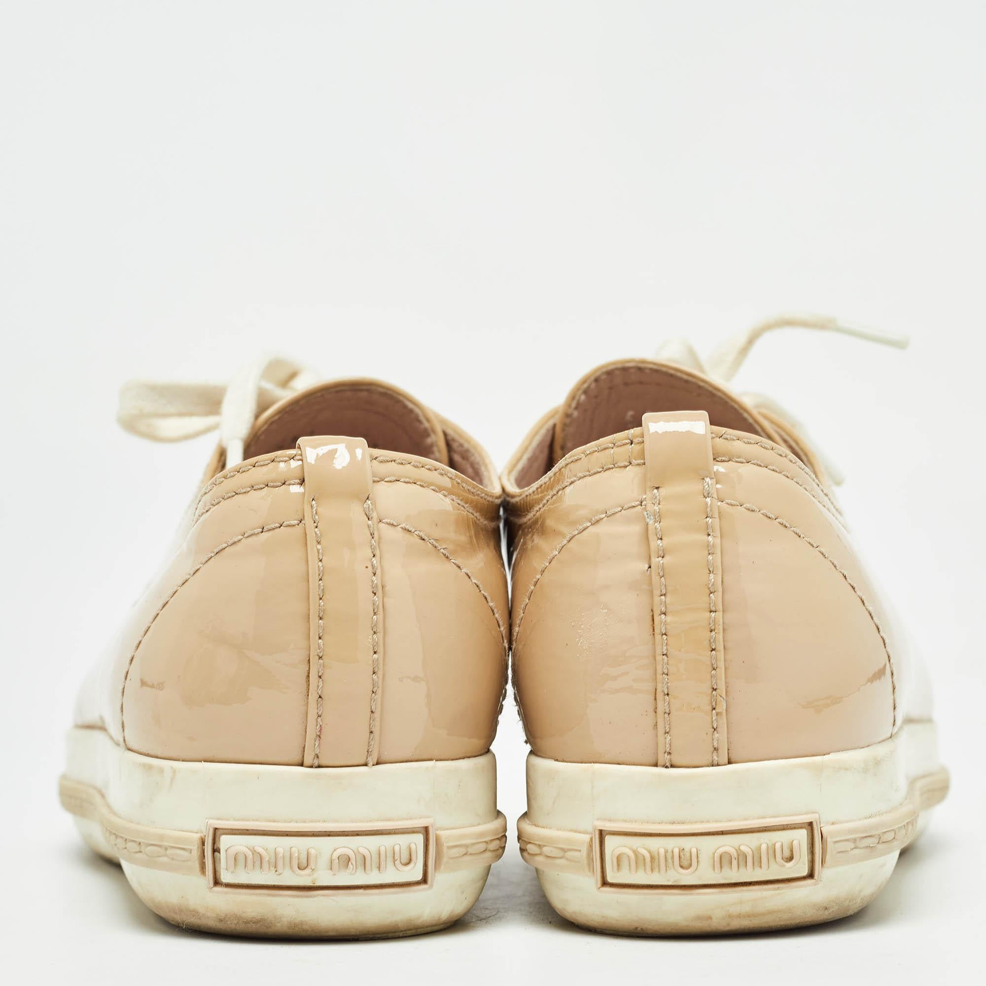 De las mujeres Miu Miu Zapatillas con cordones de charol beige y cristales adornados talla 36 en venta