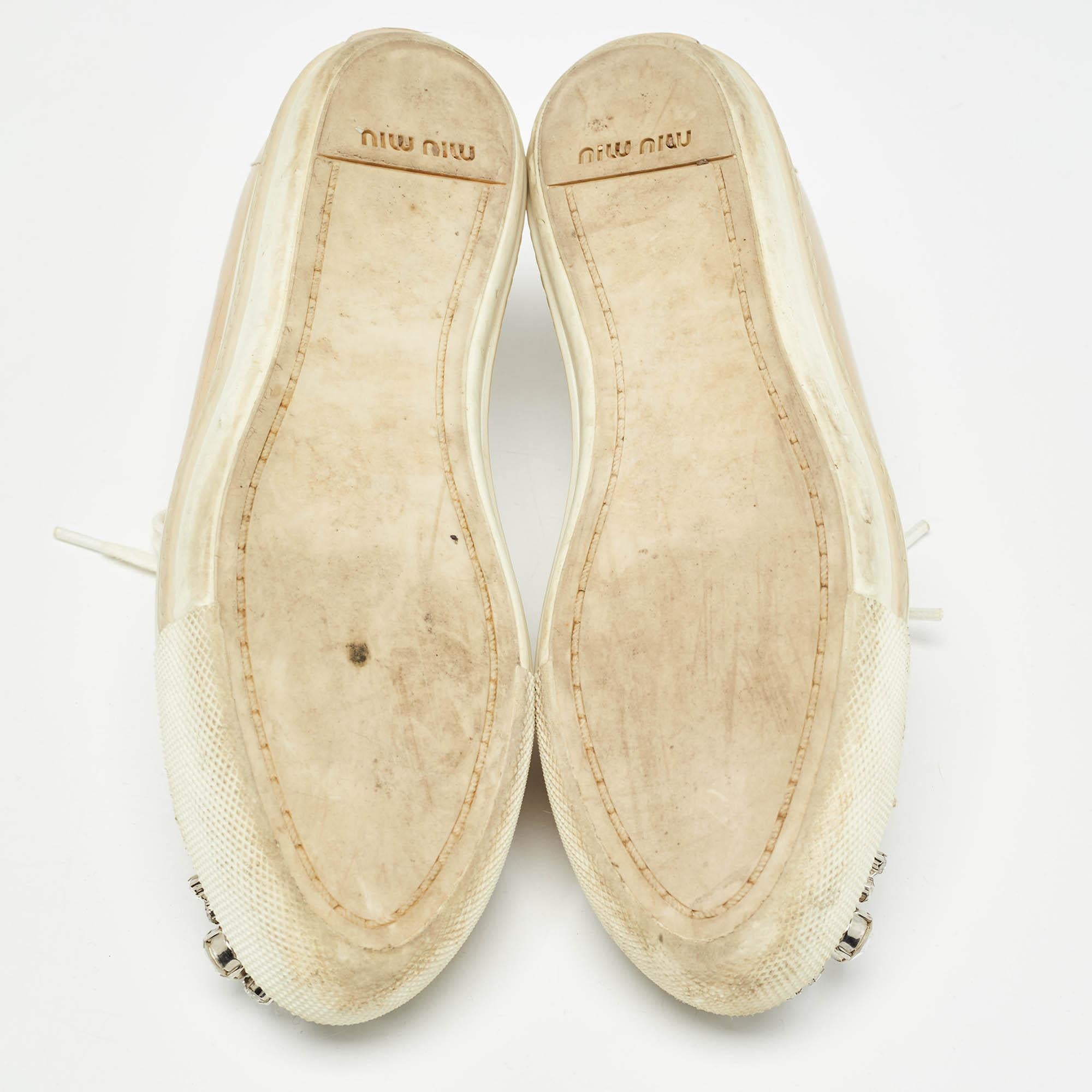 Miu Miu Zapatillas con cordones de charol beige y cristales adornados talla 36 en venta 1