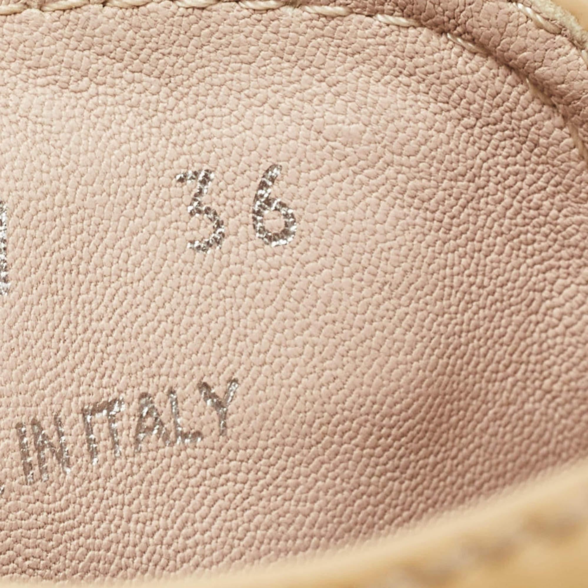 Miu Miu Zapatillas con cordones de charol beige y cristales adornados talla 36 en venta 2
