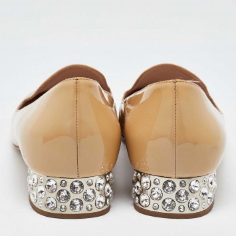 Zapatos maravillosamente elaborados con elementos notables para que te queden bien y combinen a la perfección con todos tus planes. ¡Haz tuyas estas zapatillas de fumar de Miu Miu hoy mismo!