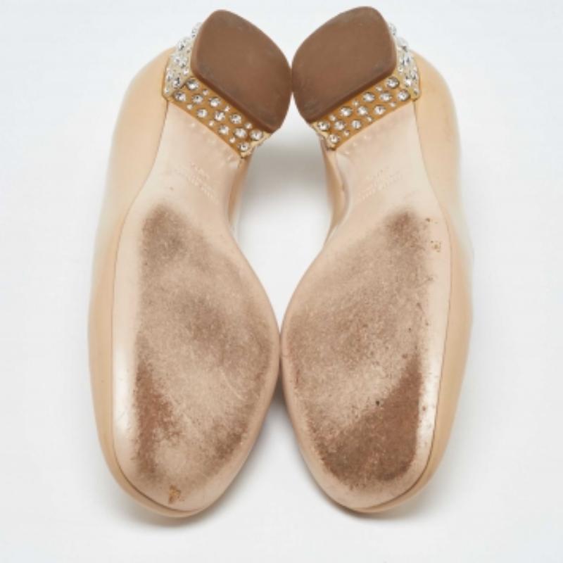 Miu Miu Zapatillas de fumar de charol beige con adornos de cristal talla 40.5 Beige en venta