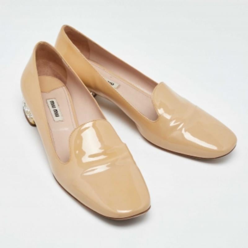 Miu Miu Zapatillas de fumar de charol beige con adornos de cristal talla 40.5 en Bueno estado para la venta en Dubai, Al Qouz 2