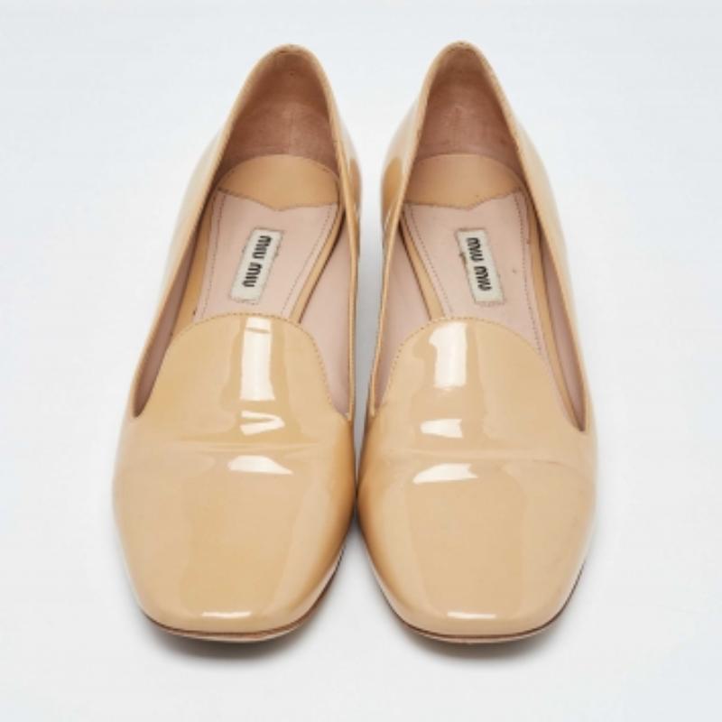 De las mujeres Miu Miu Zapatillas de fumar de charol beige con adornos de cristal talla 40.5 en venta