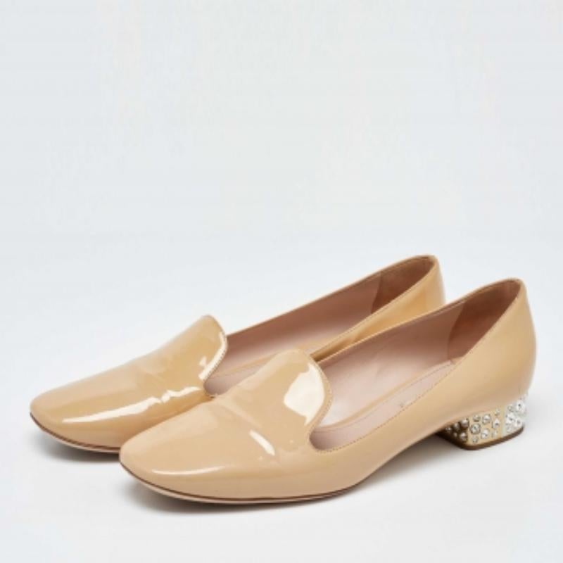 Miu Miu Zapatillas de fumar de charol beige con adornos de cristal talla 40.5 en venta 1