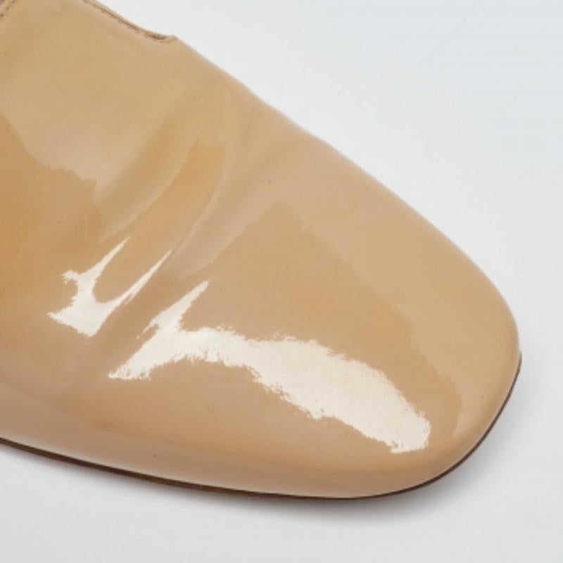 Miu Miu Zapatillas de fumar de charol beige con adornos de cristal talla 40.5 en venta 2