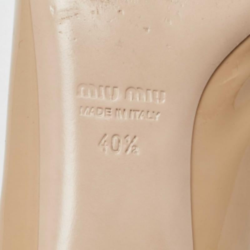 Miu Miu Zapatillas de fumar de charol beige con adornos de cristal talla 40.5 en venta 3