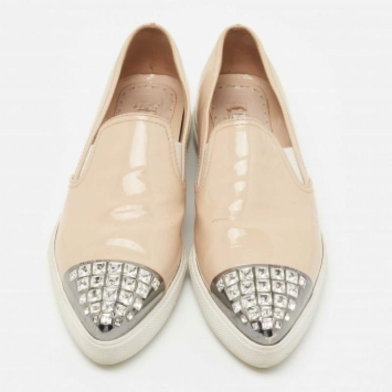 Miu Miu Zapatillas de charol beige con cristales talla 38 en Bueno estado para la venta en Dubai, Al Qouz 2
