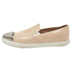 Baskets Miu en cuir verni beige ornées de cristaux taille 38