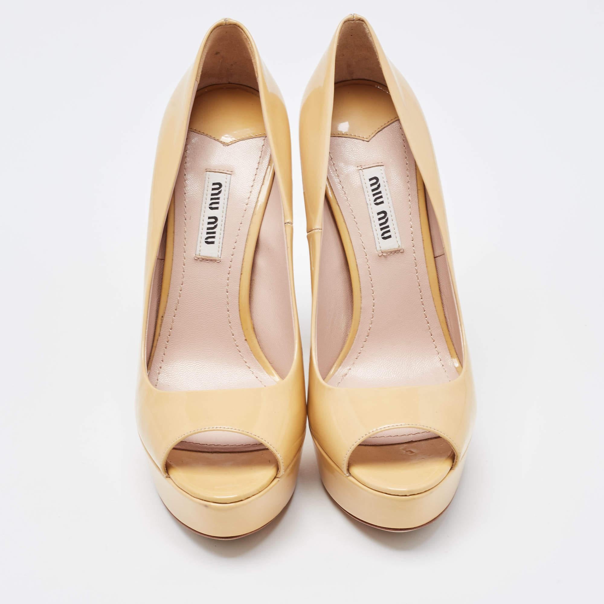 Miu Miu Bombas de plataforma con puntera abierta de charol beige talla 36 Beige en venta