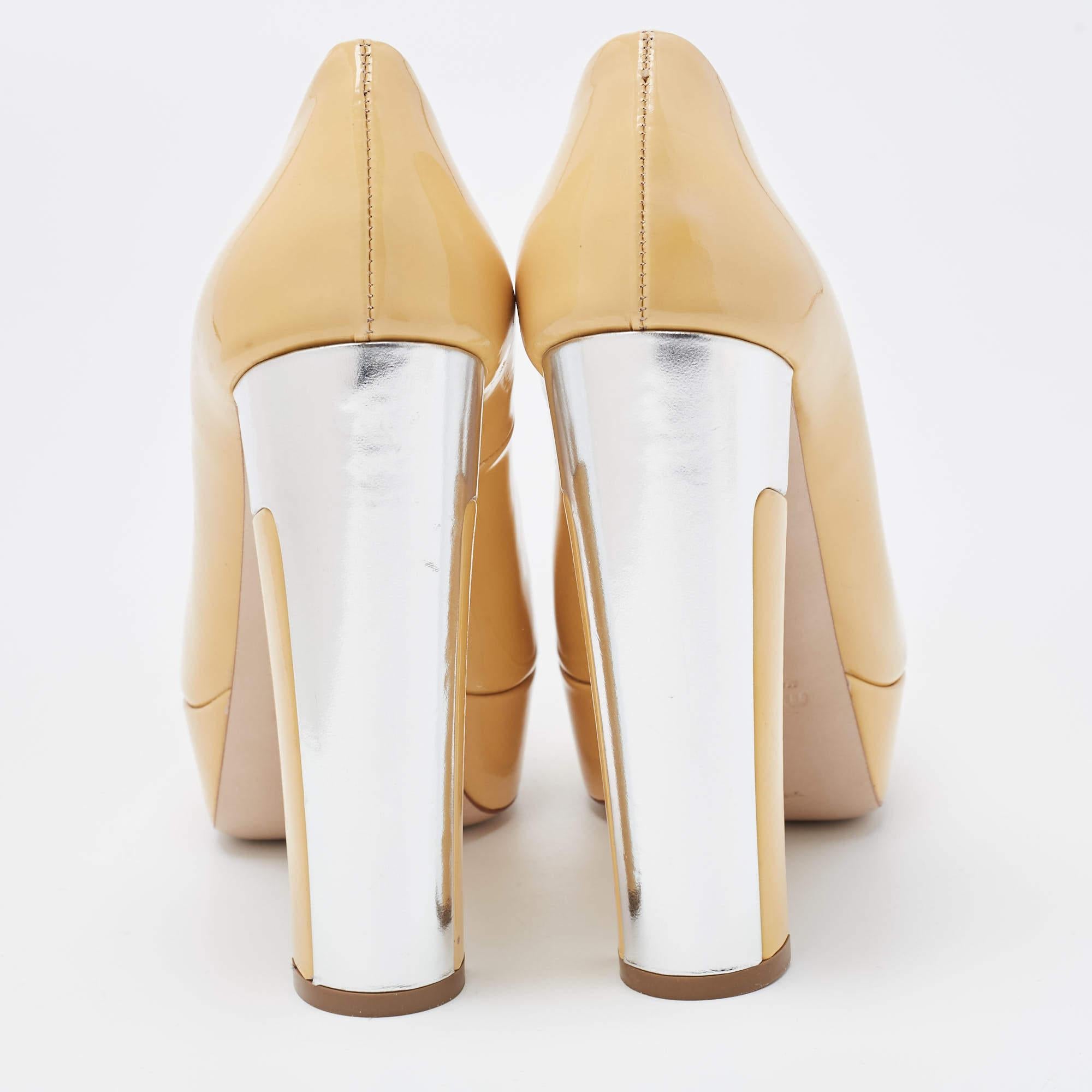 De las mujeres Miu Miu Bombas de plataforma con puntera abierta de charol beige talla 36 en venta