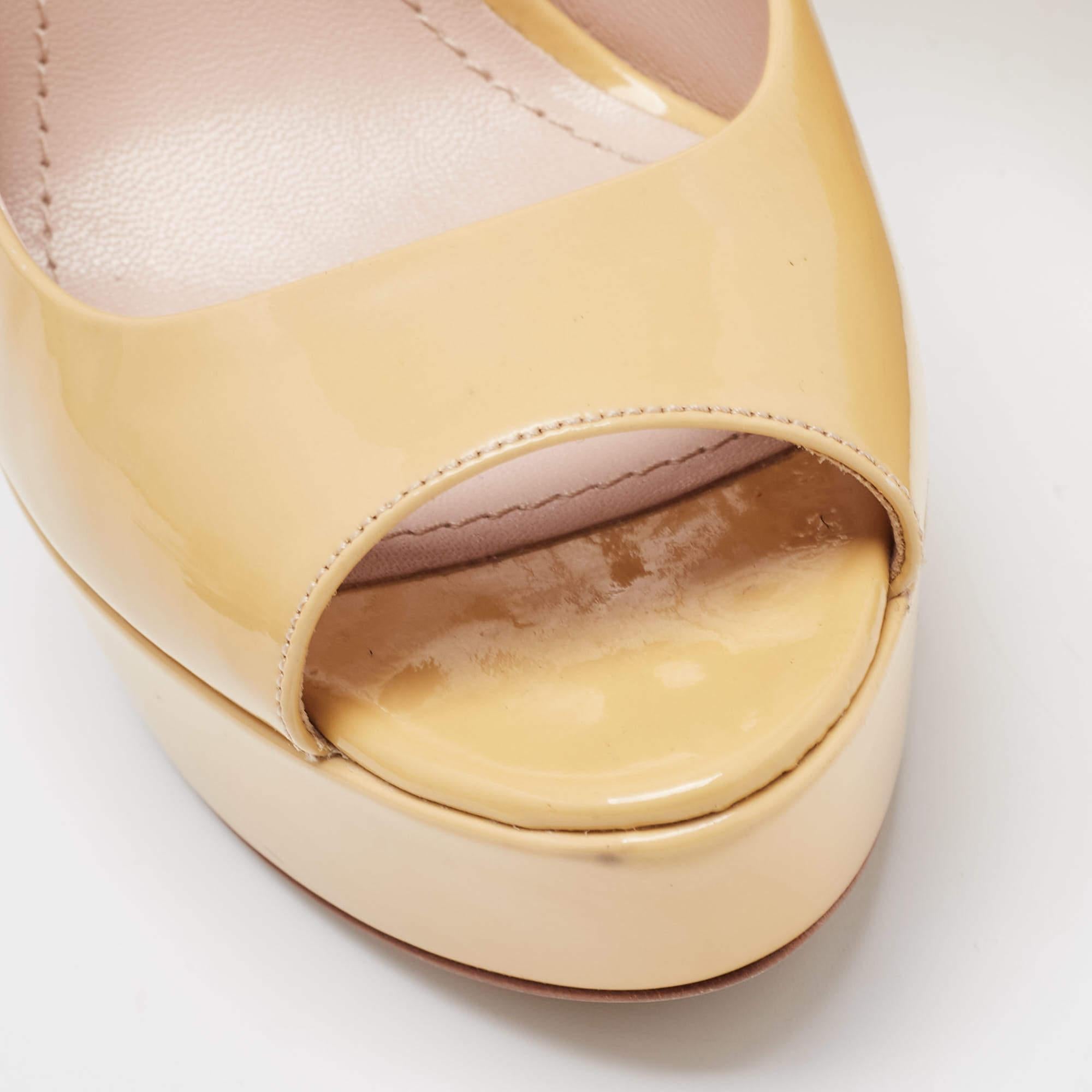 Miu Miu Bombas de plataforma con puntera abierta de charol beige talla 36 en venta 2