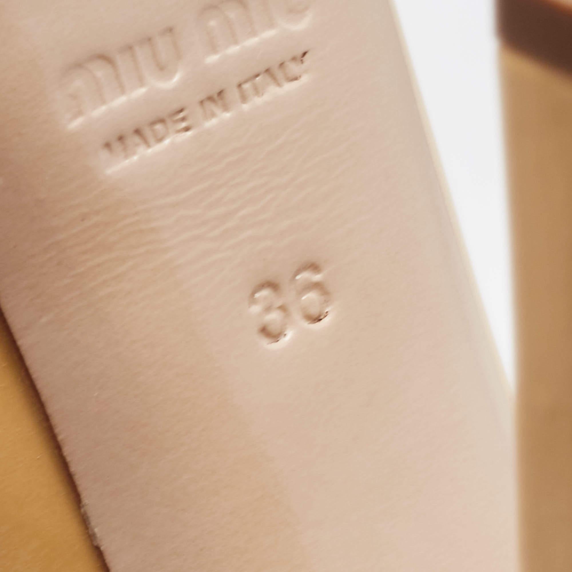 Miu Miu Bombas de plataforma con puntera abierta de charol beige talla 36 en venta 3