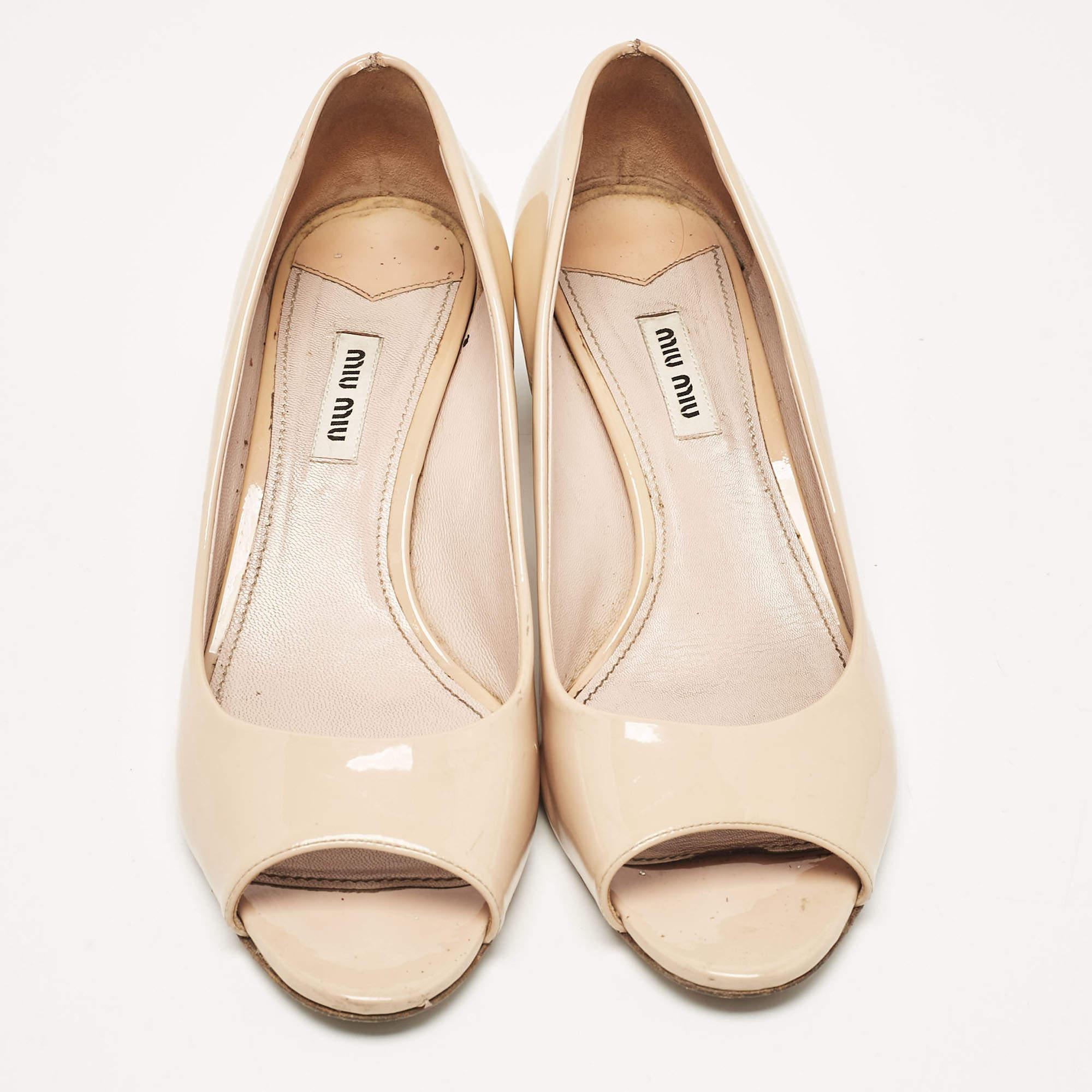 Miu Miu Bombas Peep Toe de charol beige Talla 39.5 Beige