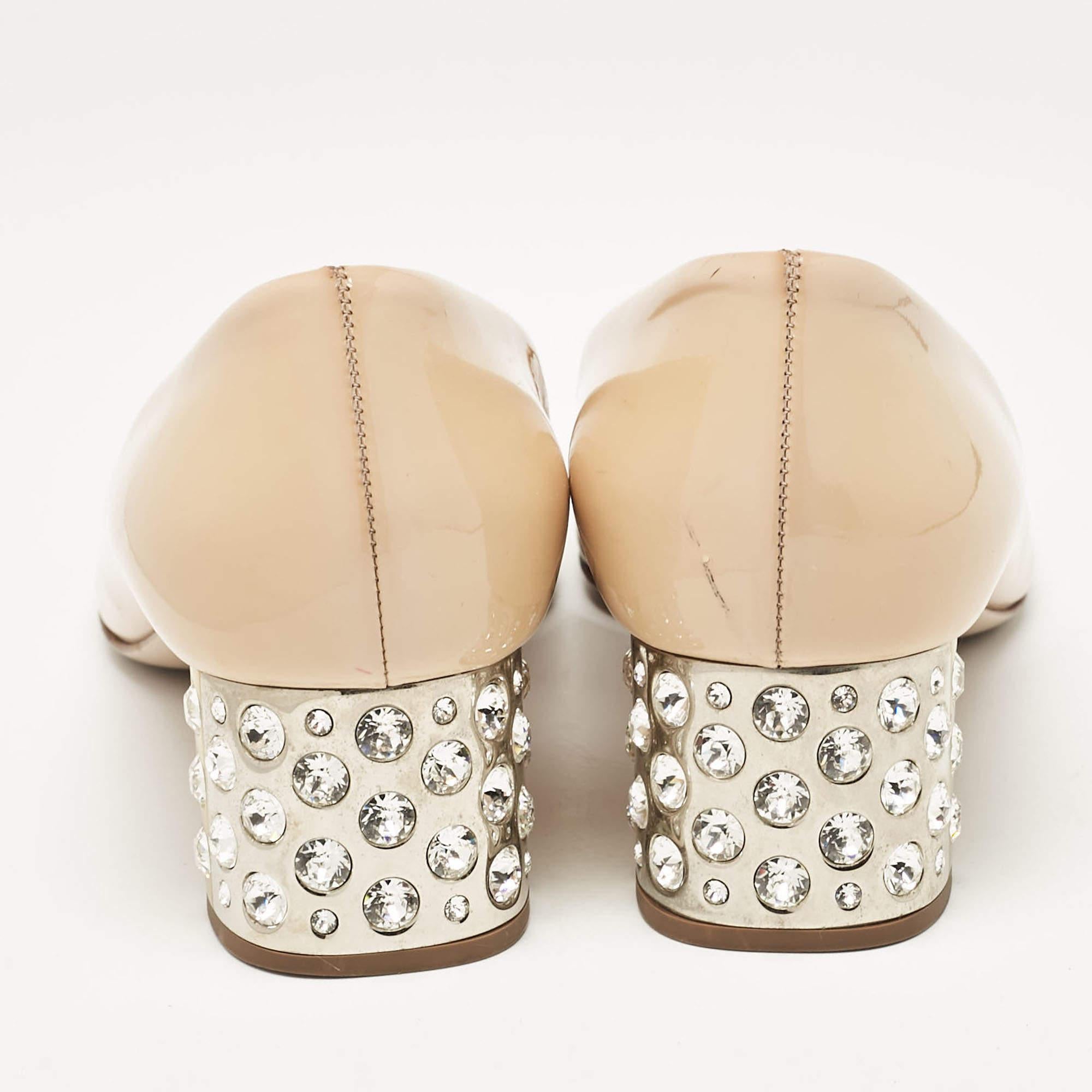 De las mujeres Miu Miu Bombas Peep Toe de charol beige Talla 39.5