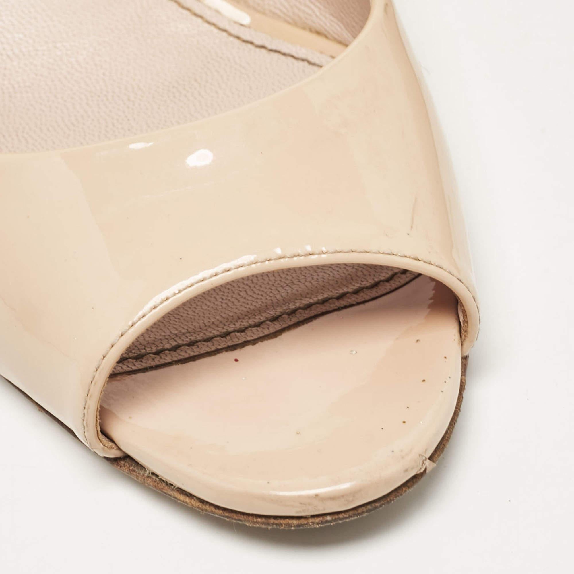 Miu Miu Bombas Peep Toe de charol beige Talla 39.5 2