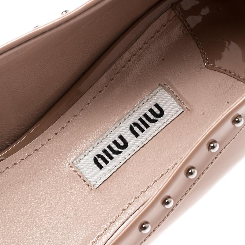 Miu Miu Beige Patent Leather Studded Bow Ballet Flats Size 37.5 In Good Condition In Dubai, Al Qouz 2