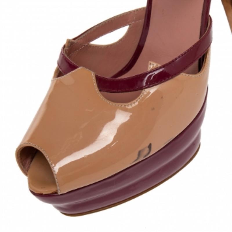 Miu Miu Beige /Pink Patent Leather Peep Toe Ankle Strap Sandals Taglia 38.5 in vendita 3
