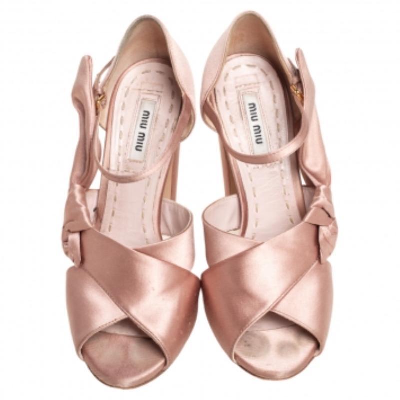 Add the right slant of style with these Miu Miu pumps. The pre-loved designer pumps in satin feature a bow detail, open toes, and block heels for a comfortable lift.
