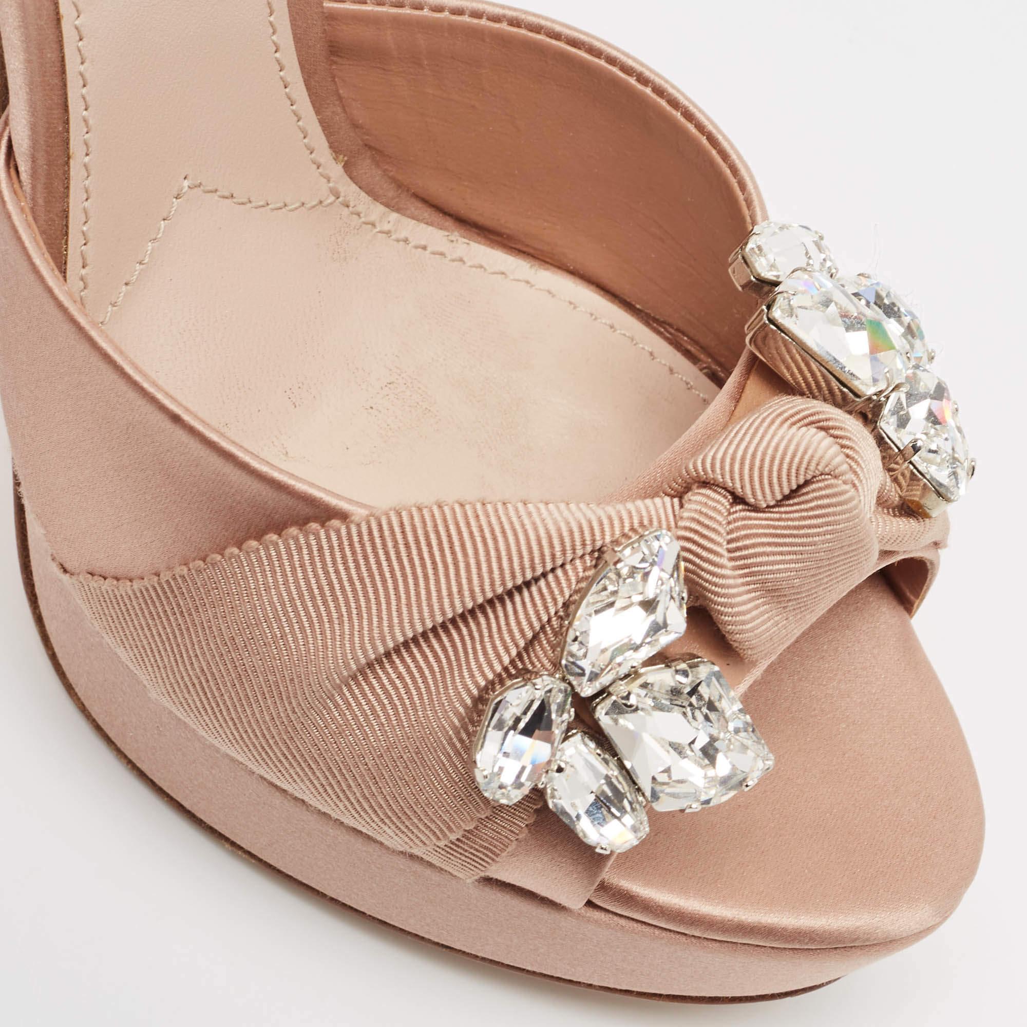 Miu Sandales à lanières ornées de cristaux en satin beige taille 38 en vente 2