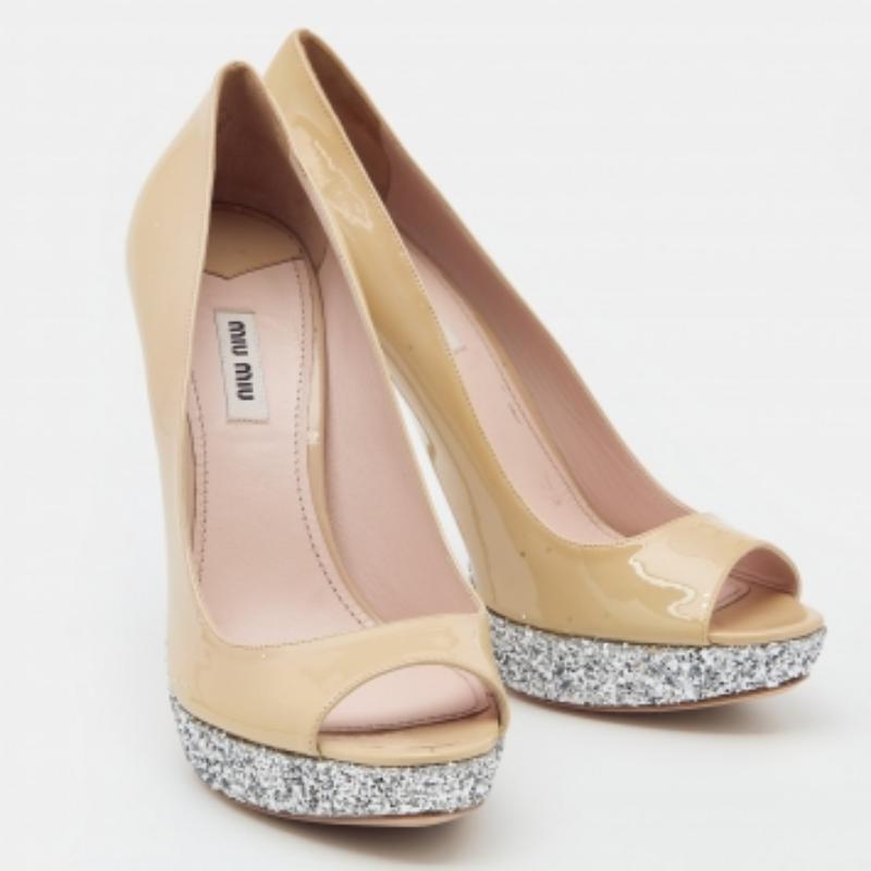 Miu Miu Beige/Argento in vernice e glitter Peep Toe Pumps Taglia 40 In condizioni buone in vendita a Dubai, Al Qouz 2