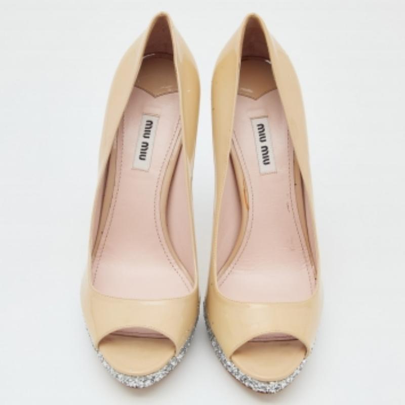 Donna Miu Miu Beige/Argento in vernice e glitter Peep Toe Pumps Taglia 40 in vendita