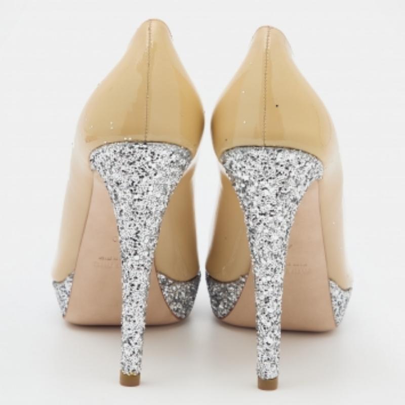 Miu Miu Beige/Argento in vernice e glitter Peep Toe Pumps Taglia 40 in vendita 1